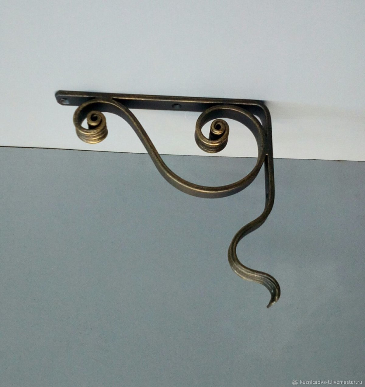 Чугунный кронштейн для кашпо