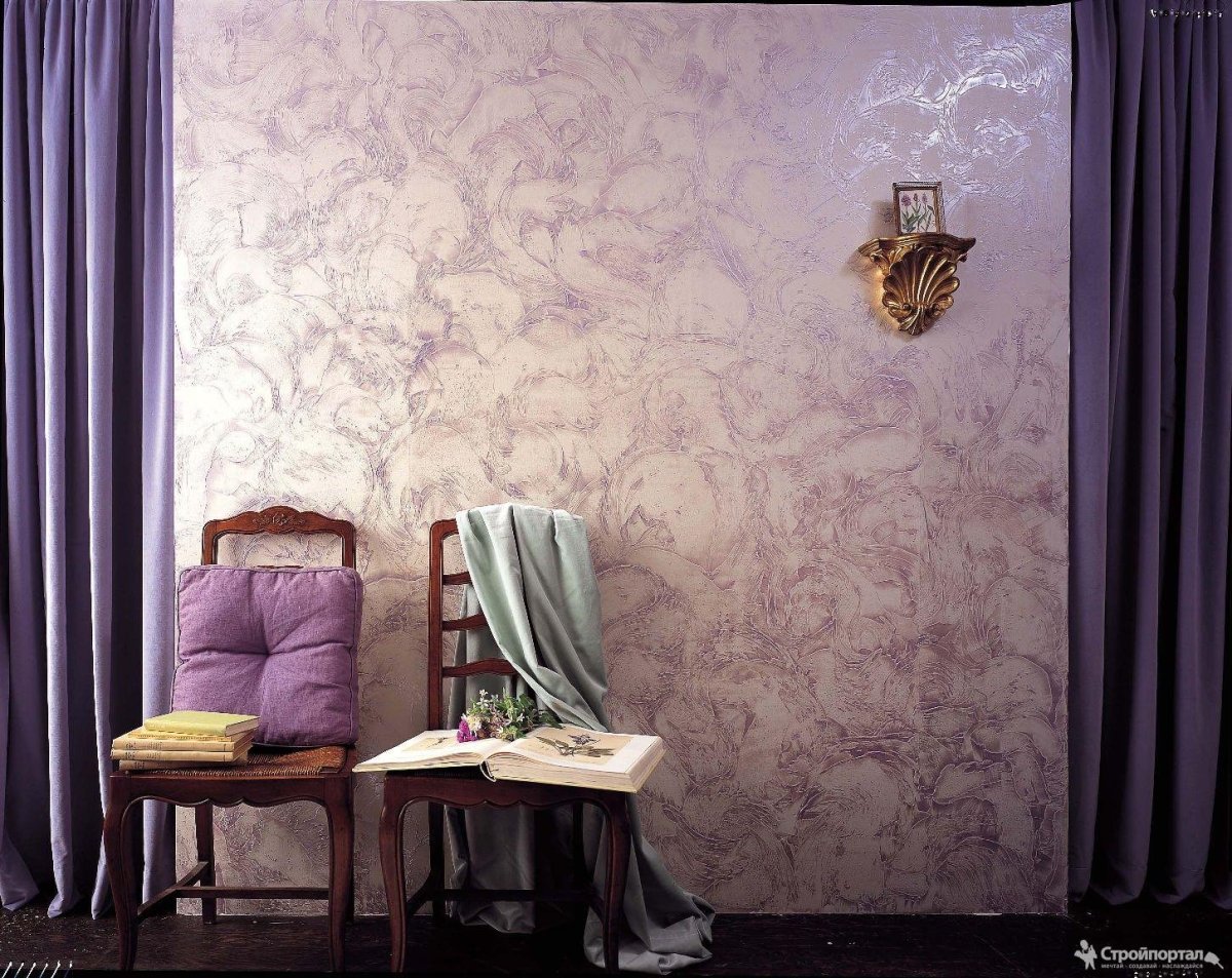 Сиреневая штукатурка декоративная в спальне