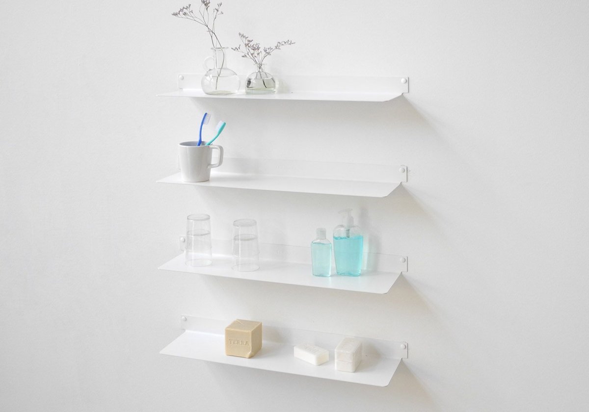 Настенная панель с полками