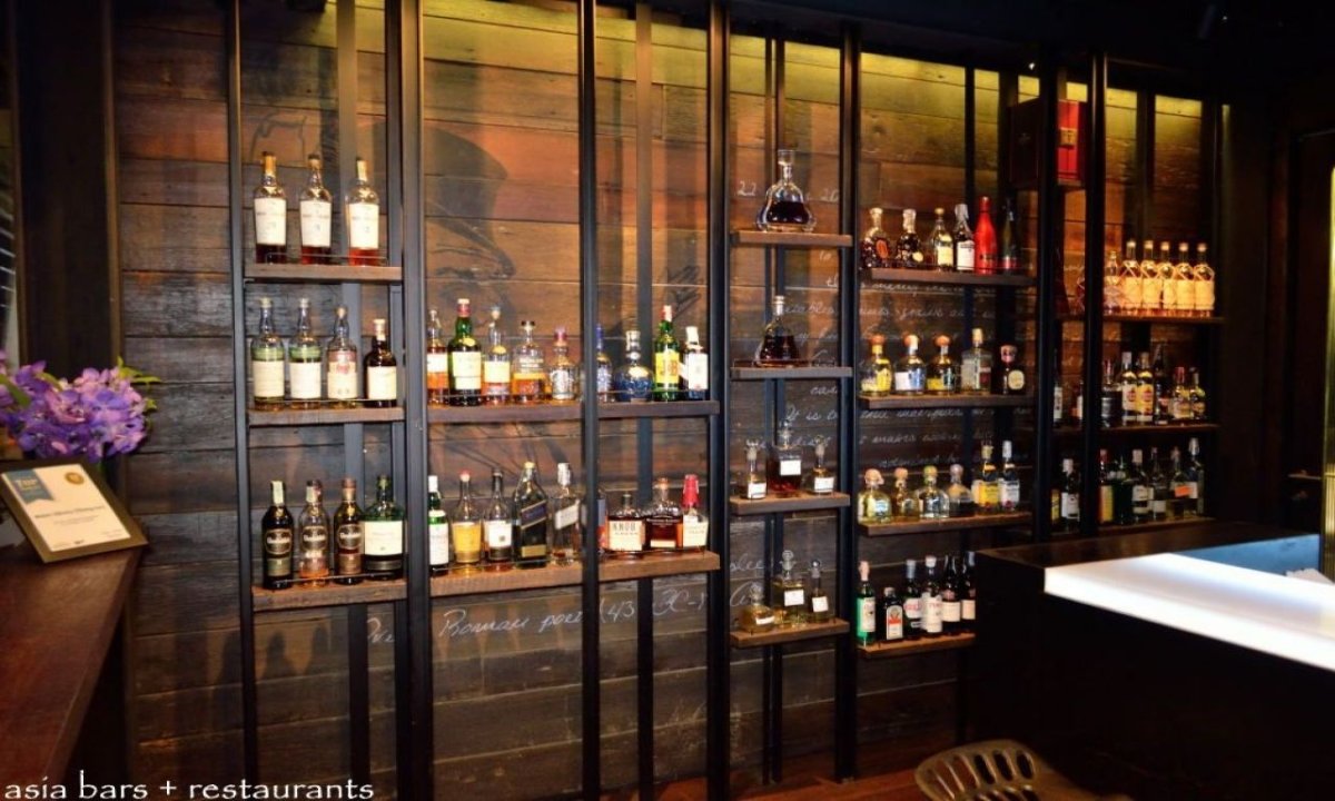 Полки за барной стойкой