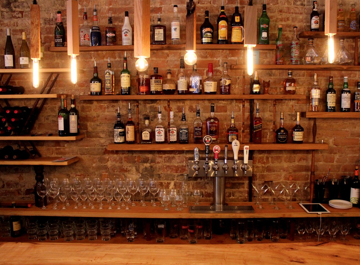 Барная стойка с бутылками