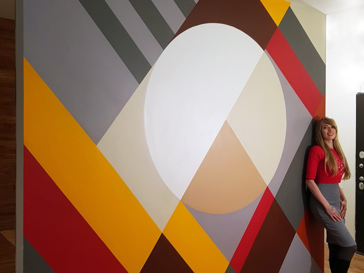 Фотосъемка на фоне стены с геометрические узоры