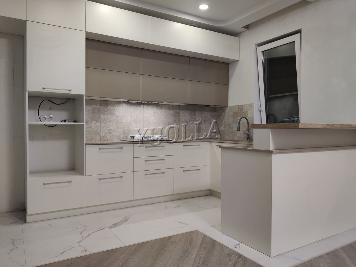 Кухня в цвете белый и кашемир