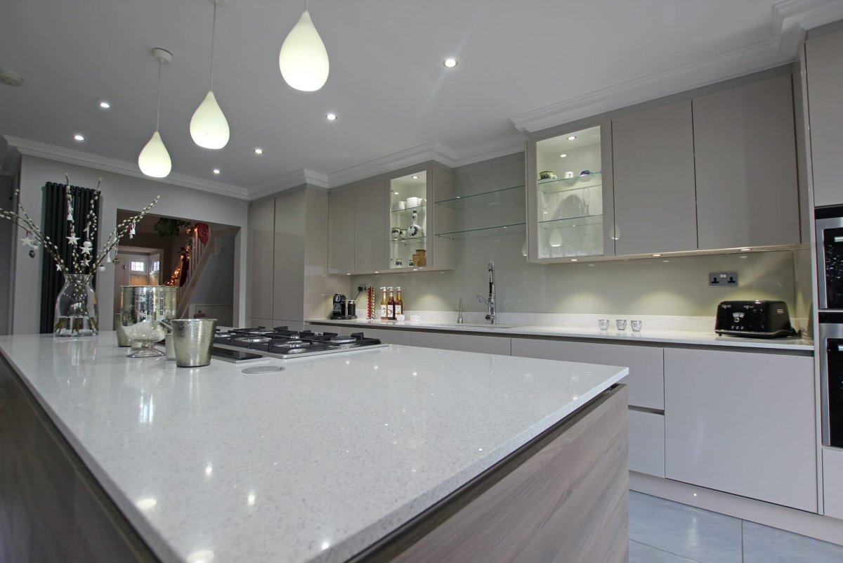 Современная кухня в цвете кашемир