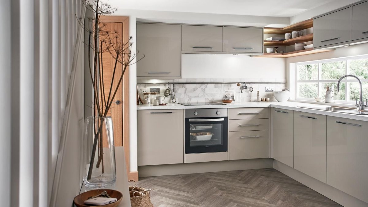 Современная кухня в цвете кашемир