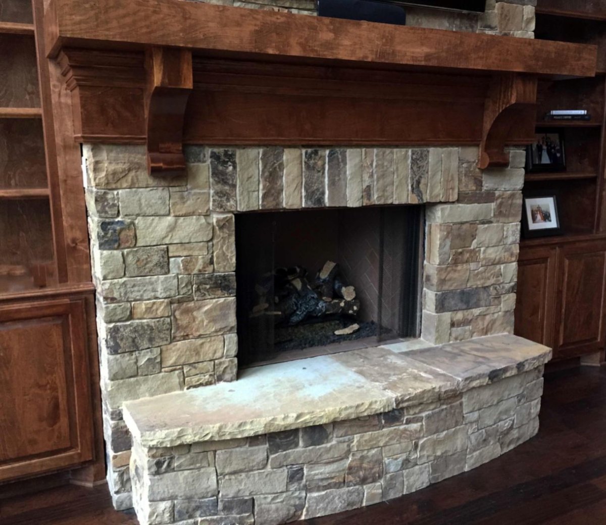 Камин из речного камня