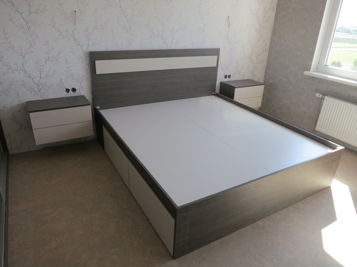 Кровать с подвесными тумбами