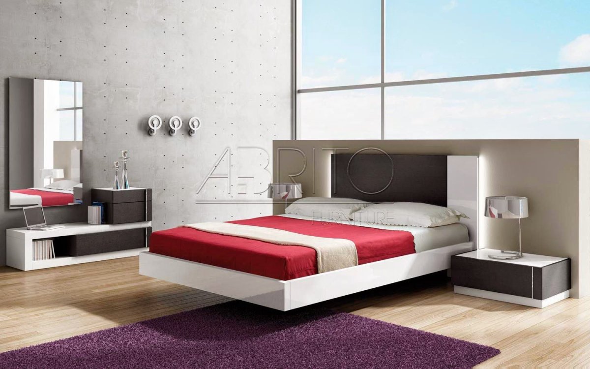 Кровать вместе с тумбочками