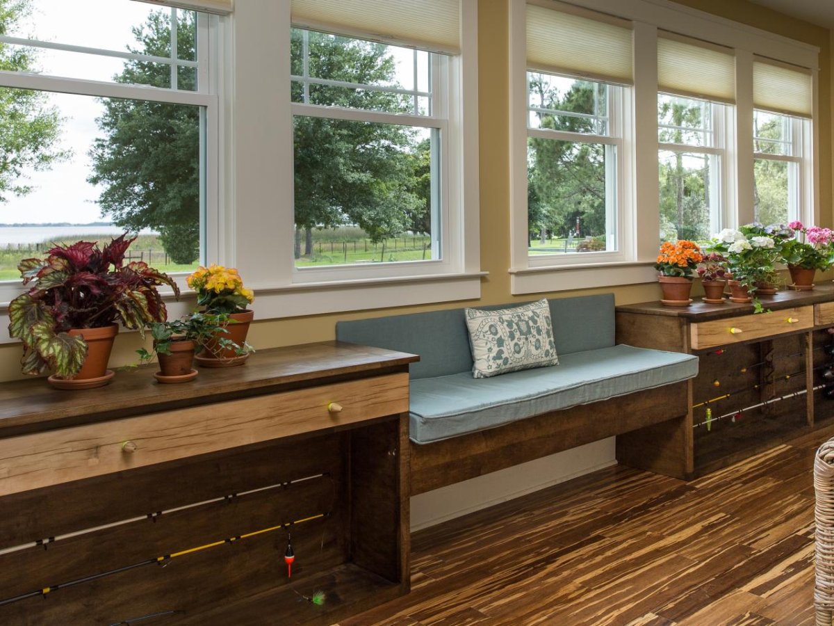 Скамья у окна в интерьере