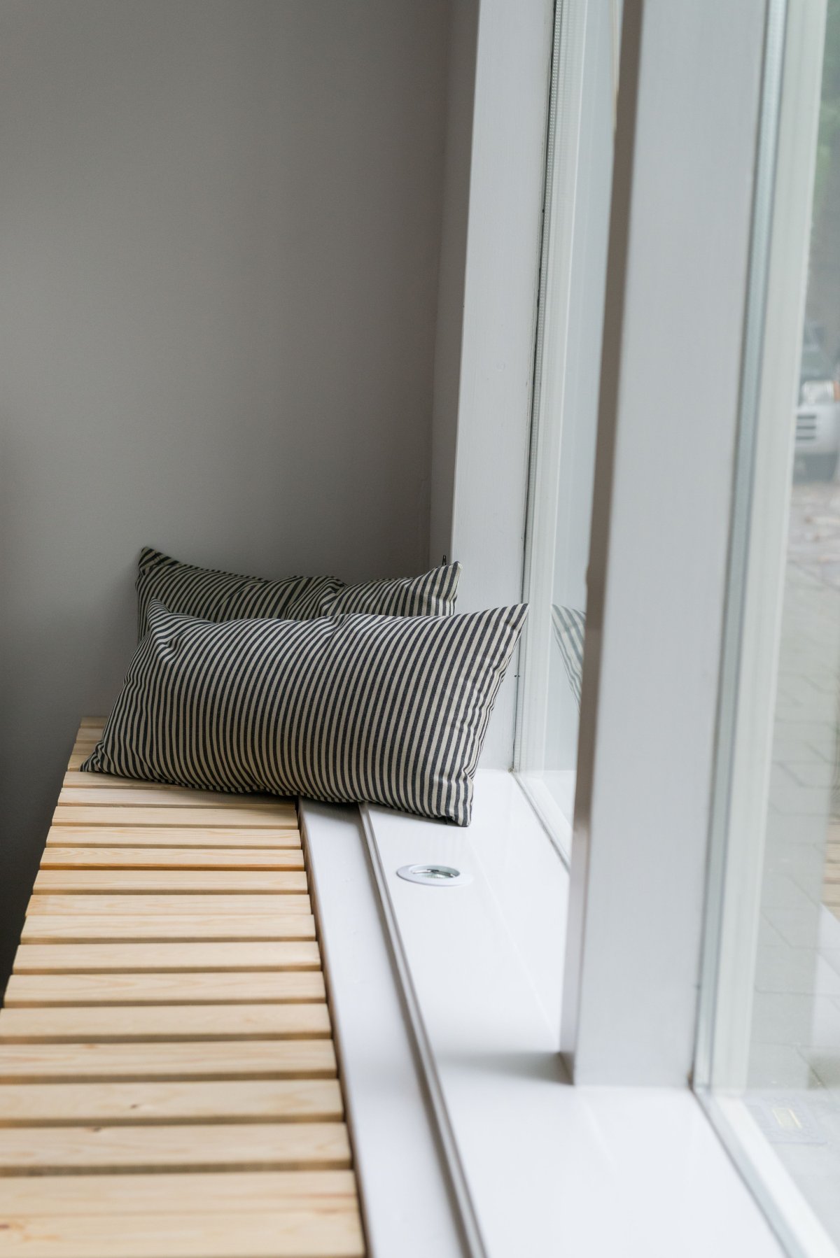 Широкий подоконник