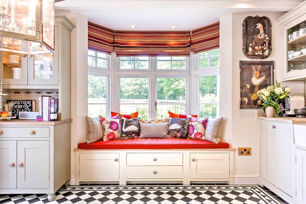 Подоконник диван на кухне