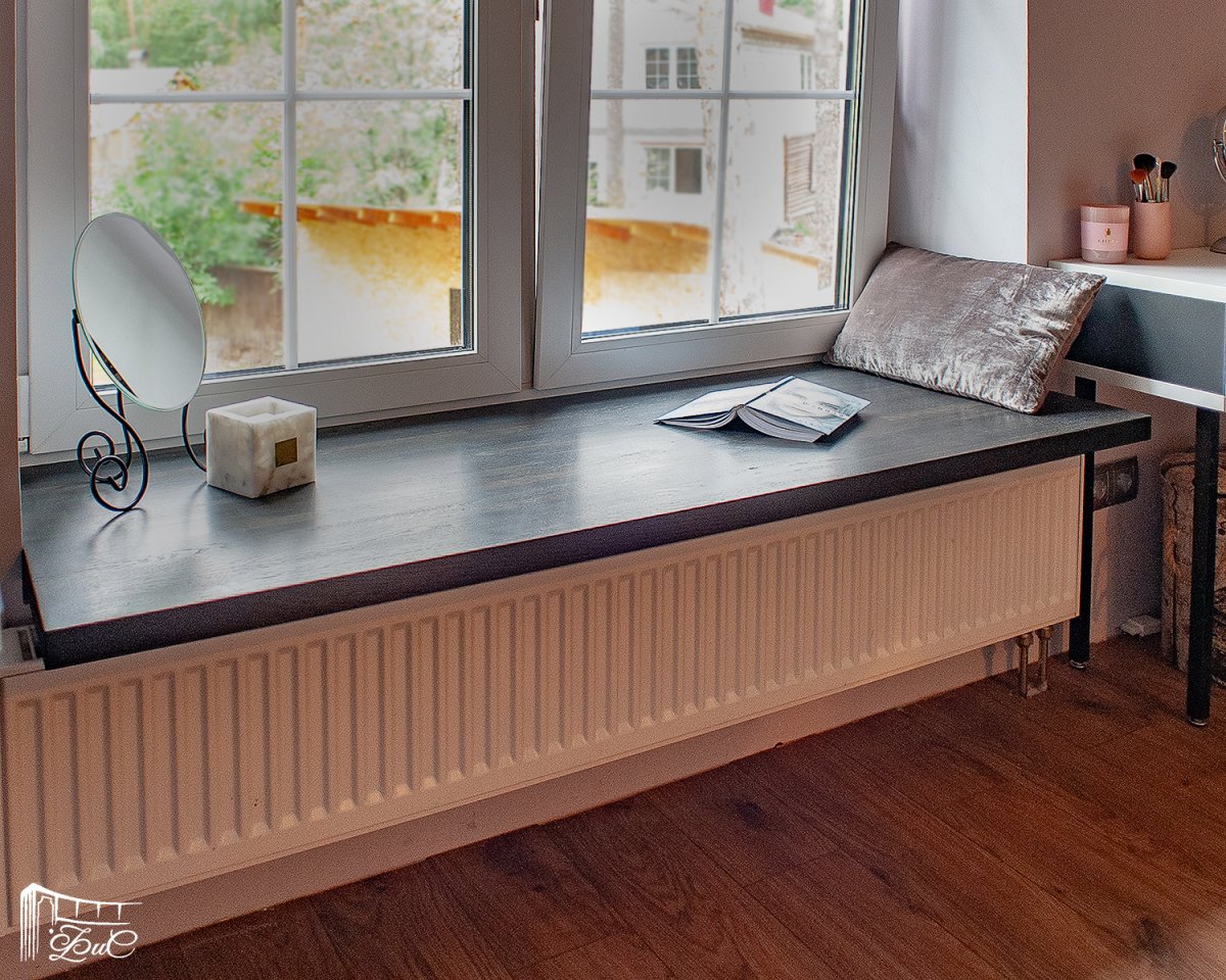 Широкий деревянный подоконник