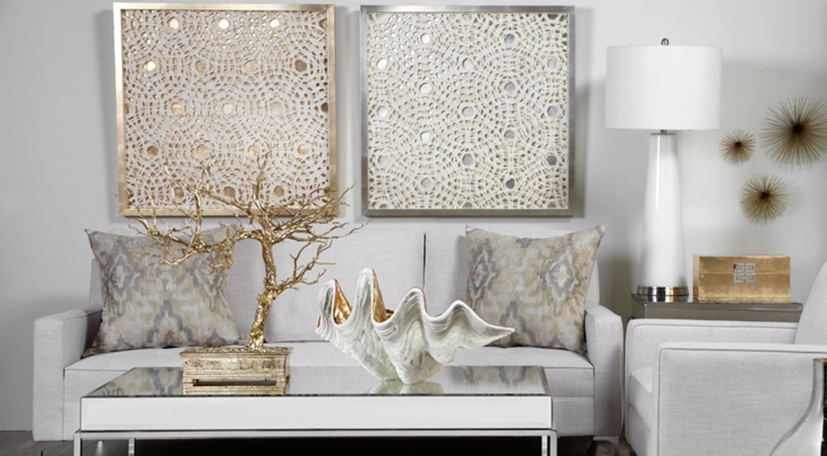 Белый интерьер с золотыми акцентами