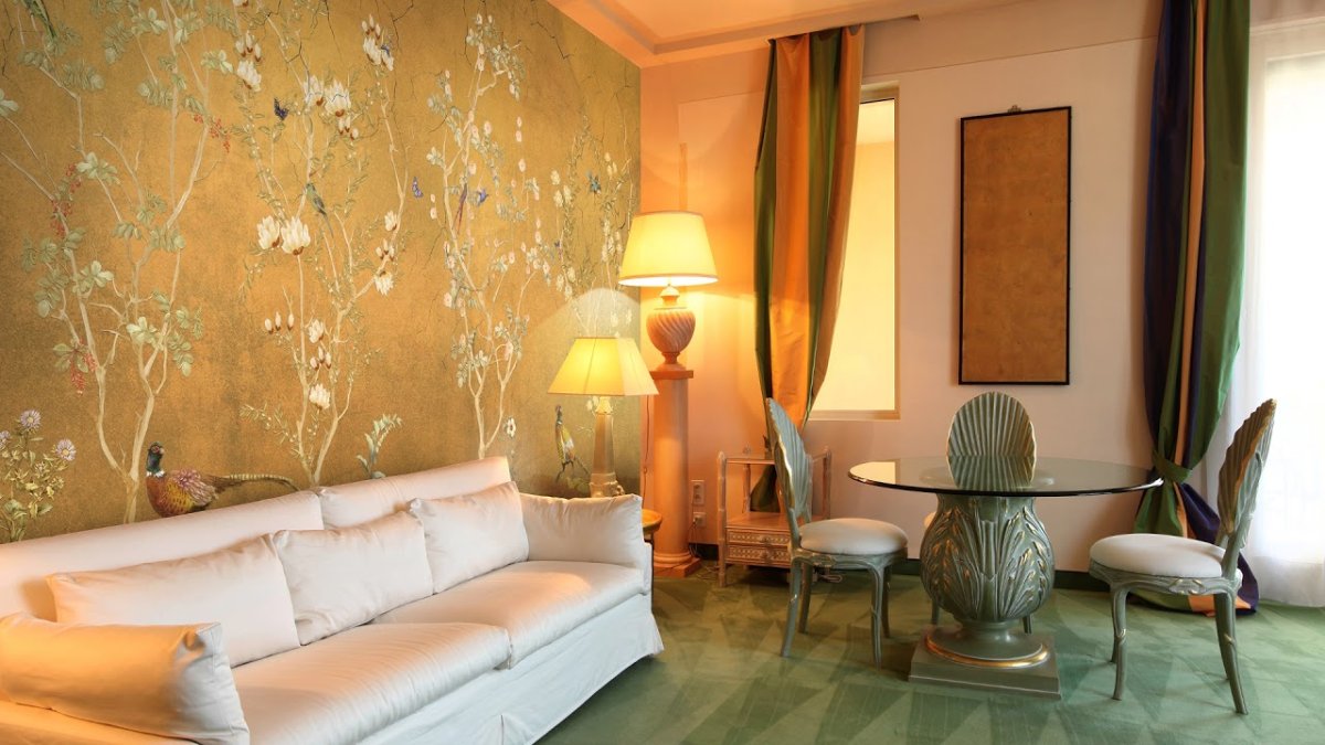 Обои с золотистыми прожилками в гостиную