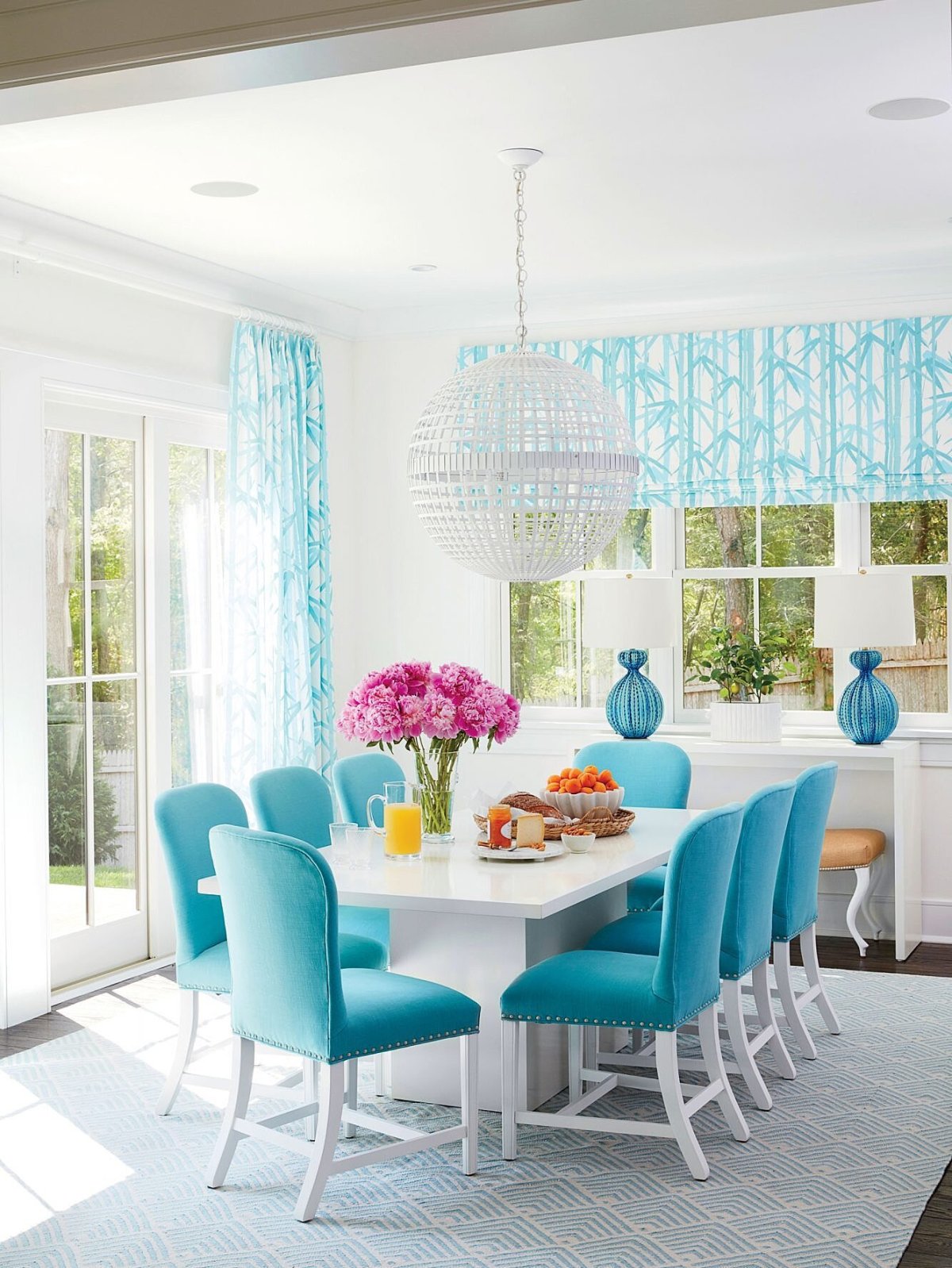 Столовая белый голубой