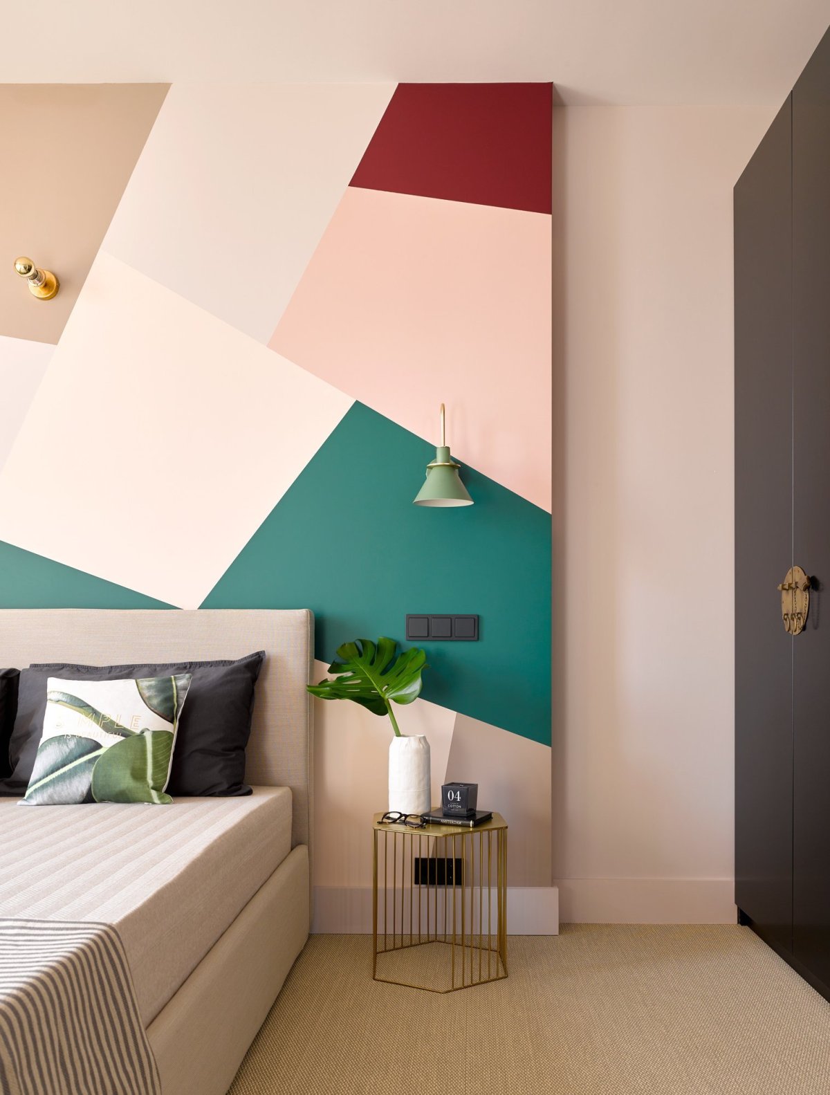 Оранжевая акцентная стена в гостиной