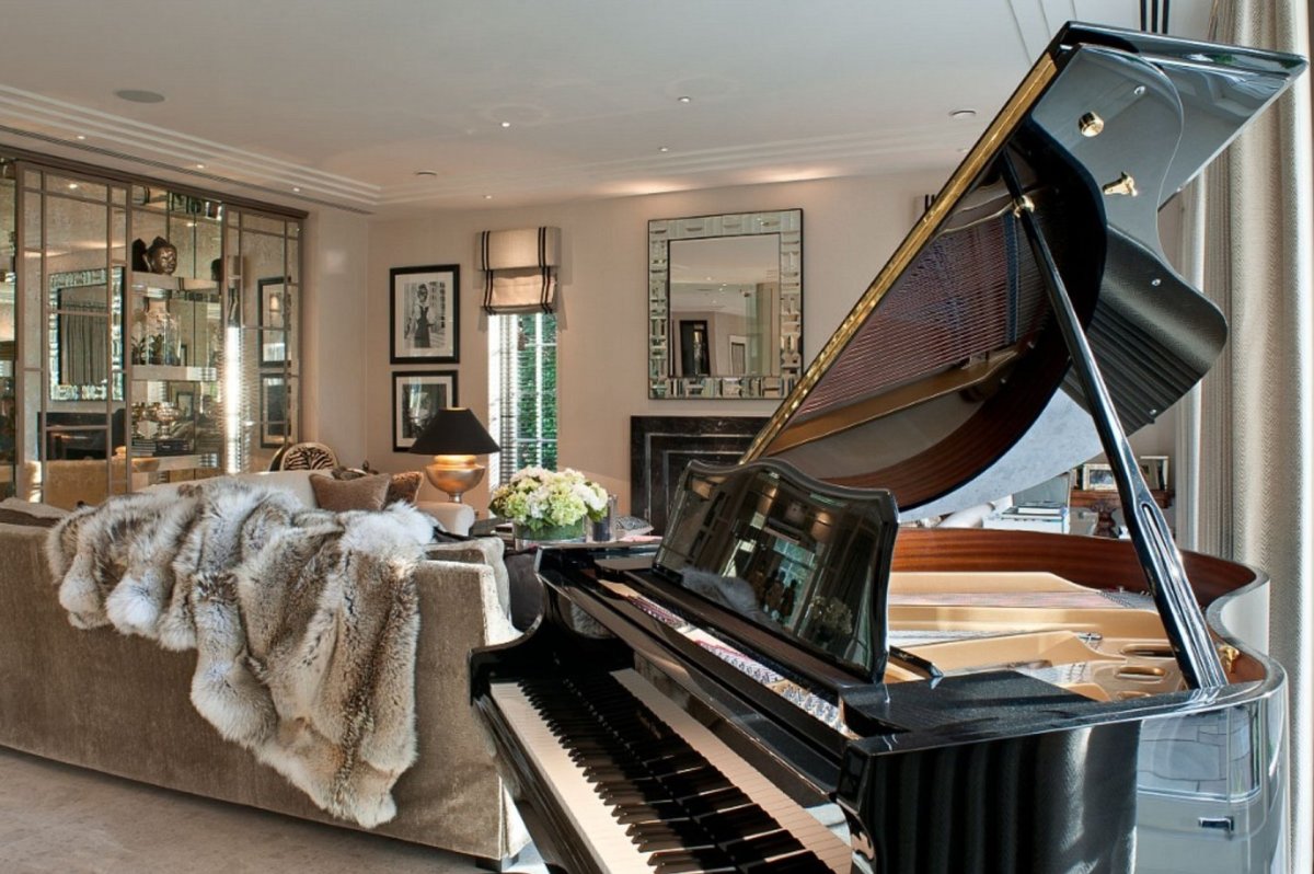 Гостиная с роялем