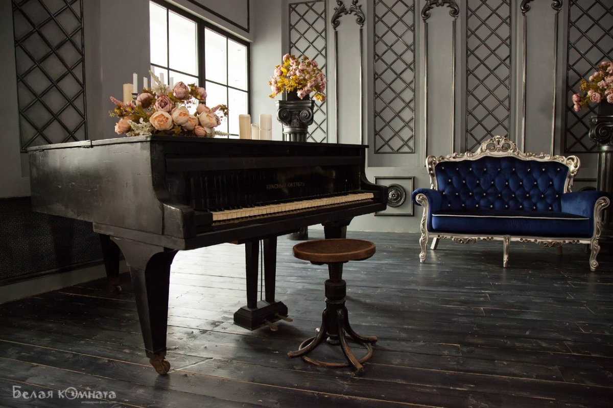 Старинное пианино в интерьере