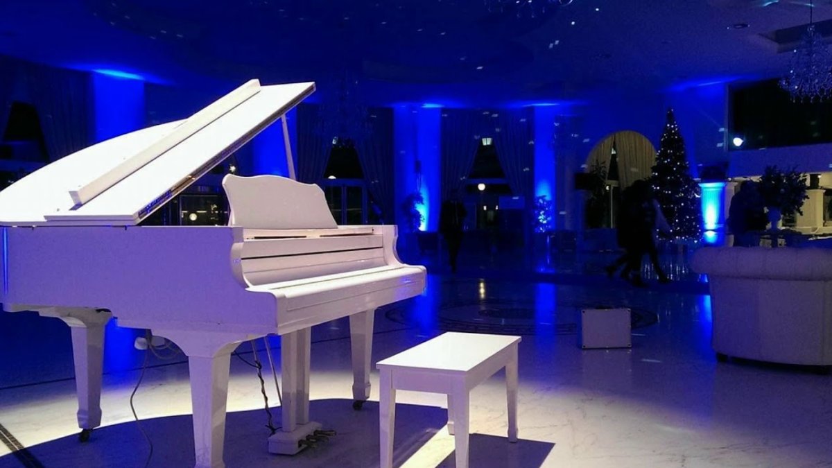Белый рояль на сцене