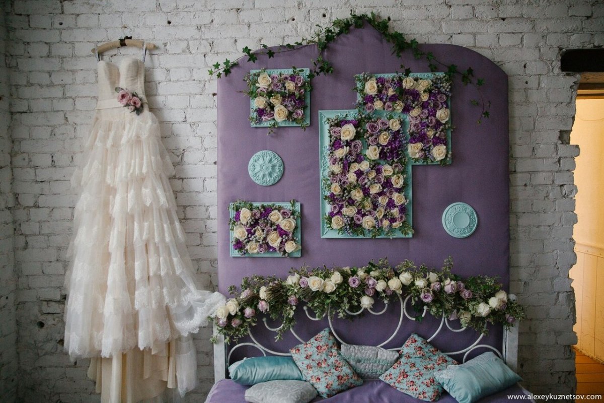 Современный декор стен деревянными тарелками