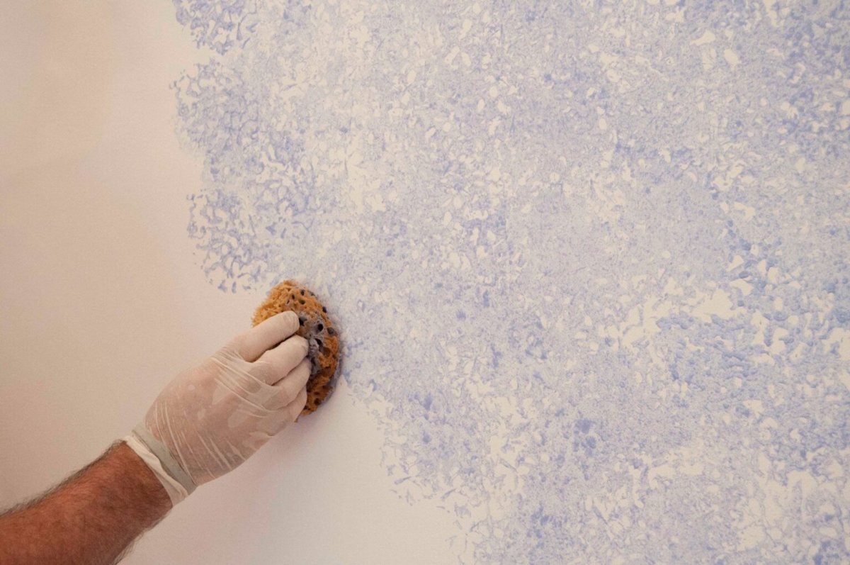 Мазки краски на стене