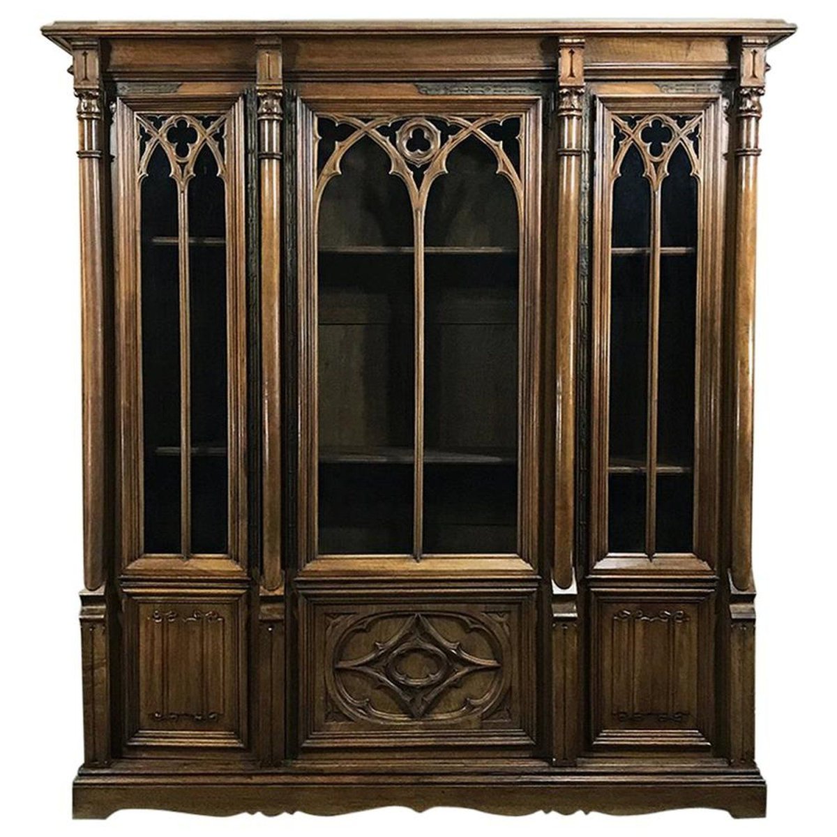 Шкаф в стиле Готика