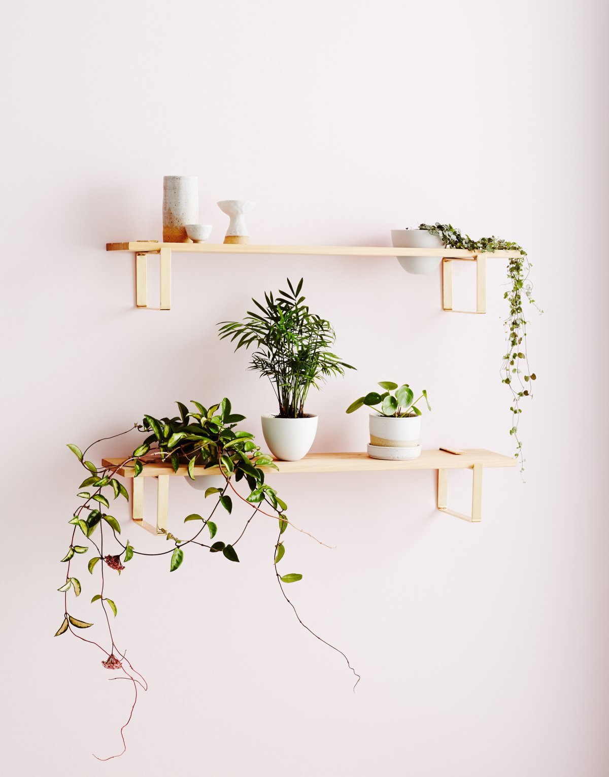 Декор полок в гостиной