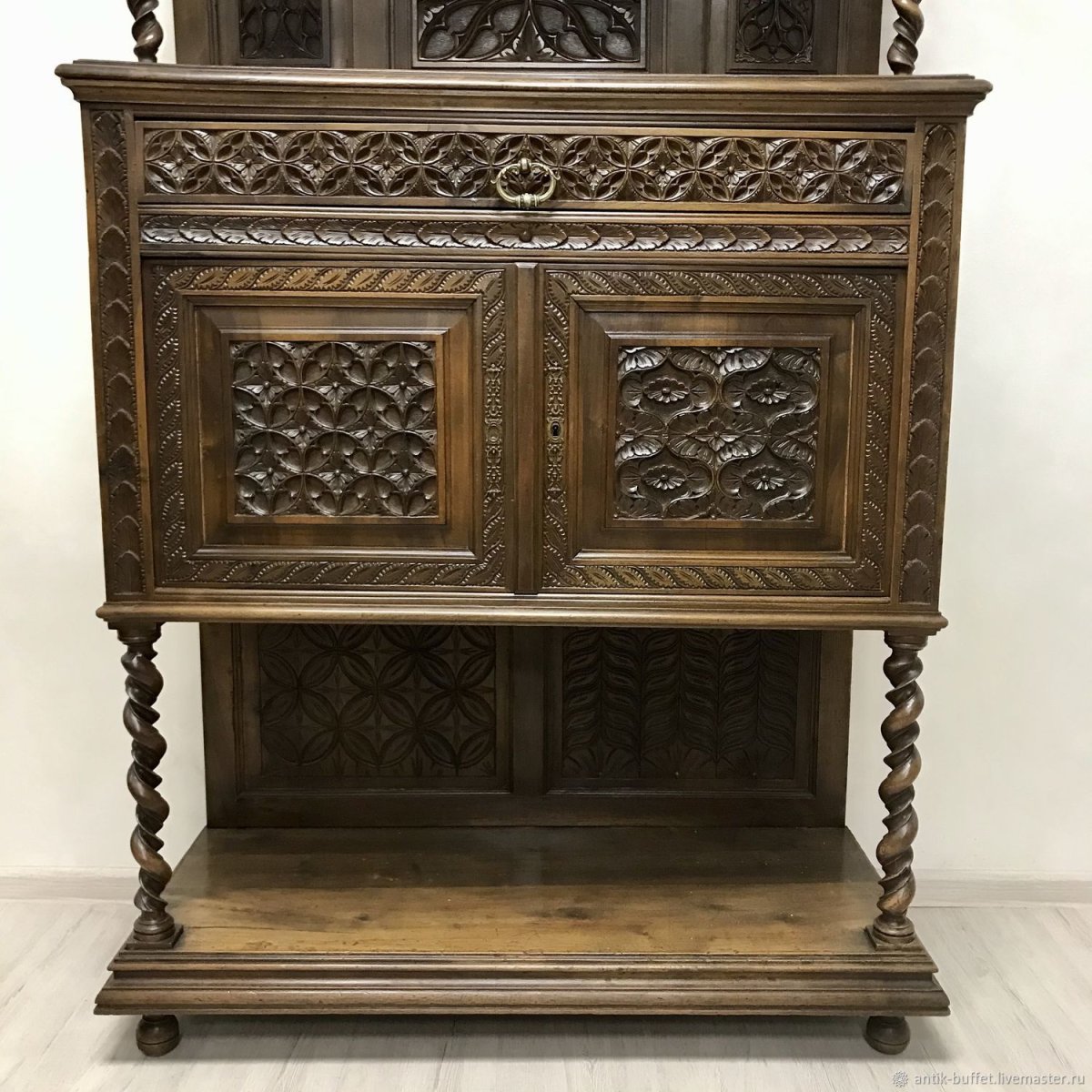 Готическая комната с открытым шкафом