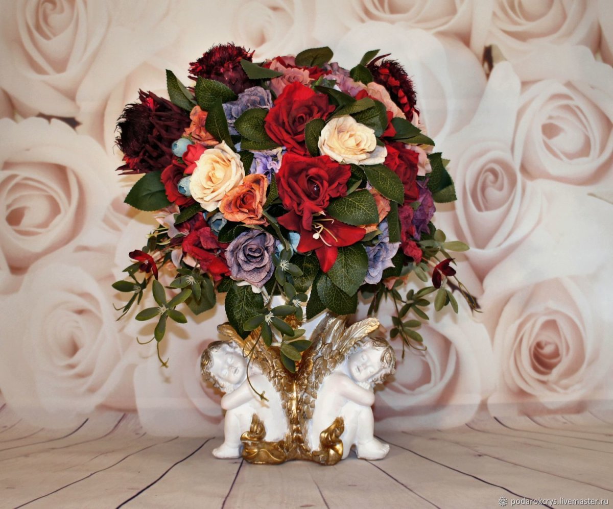 Композиции из искусственных цветов с листьями