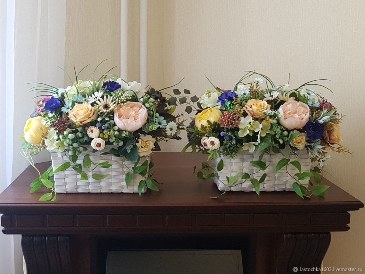 Декор искусственными цветами