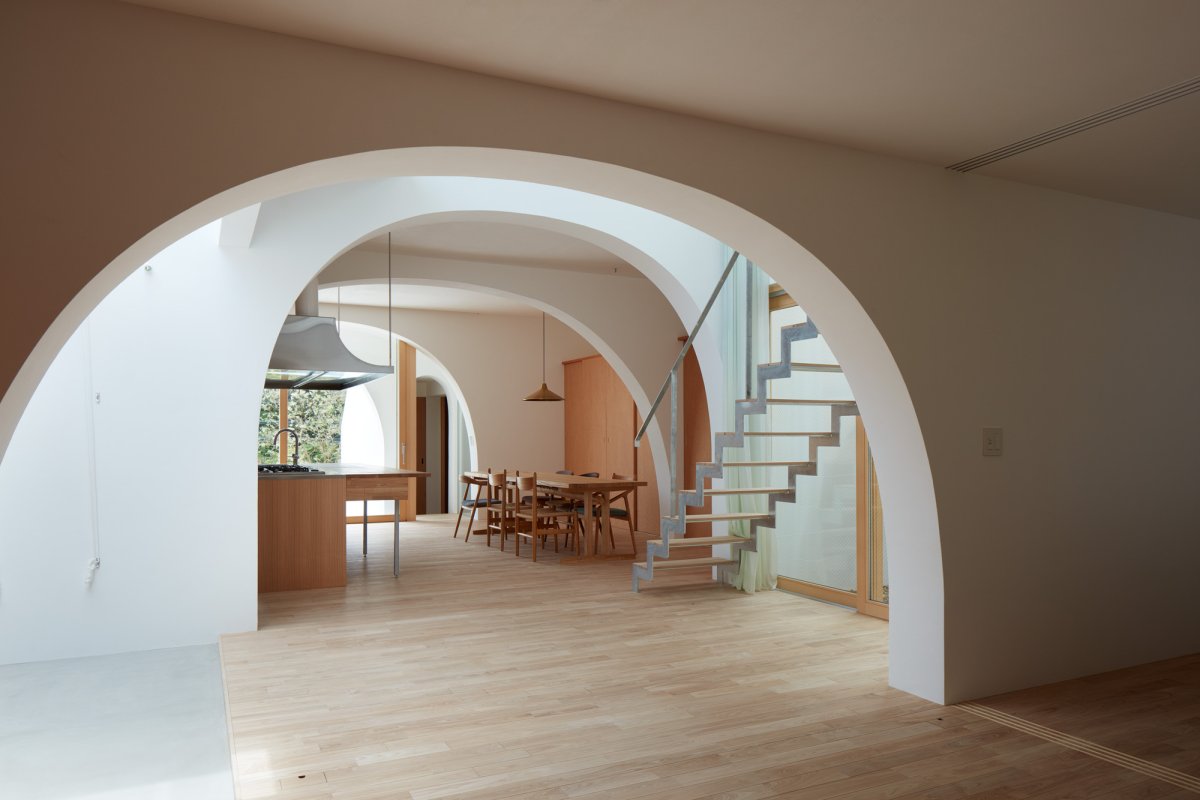 Арка между кухней и гостиной