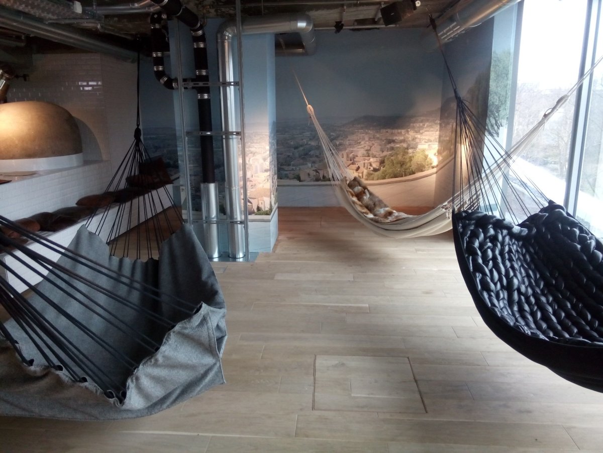 Кресло гамак на балконе