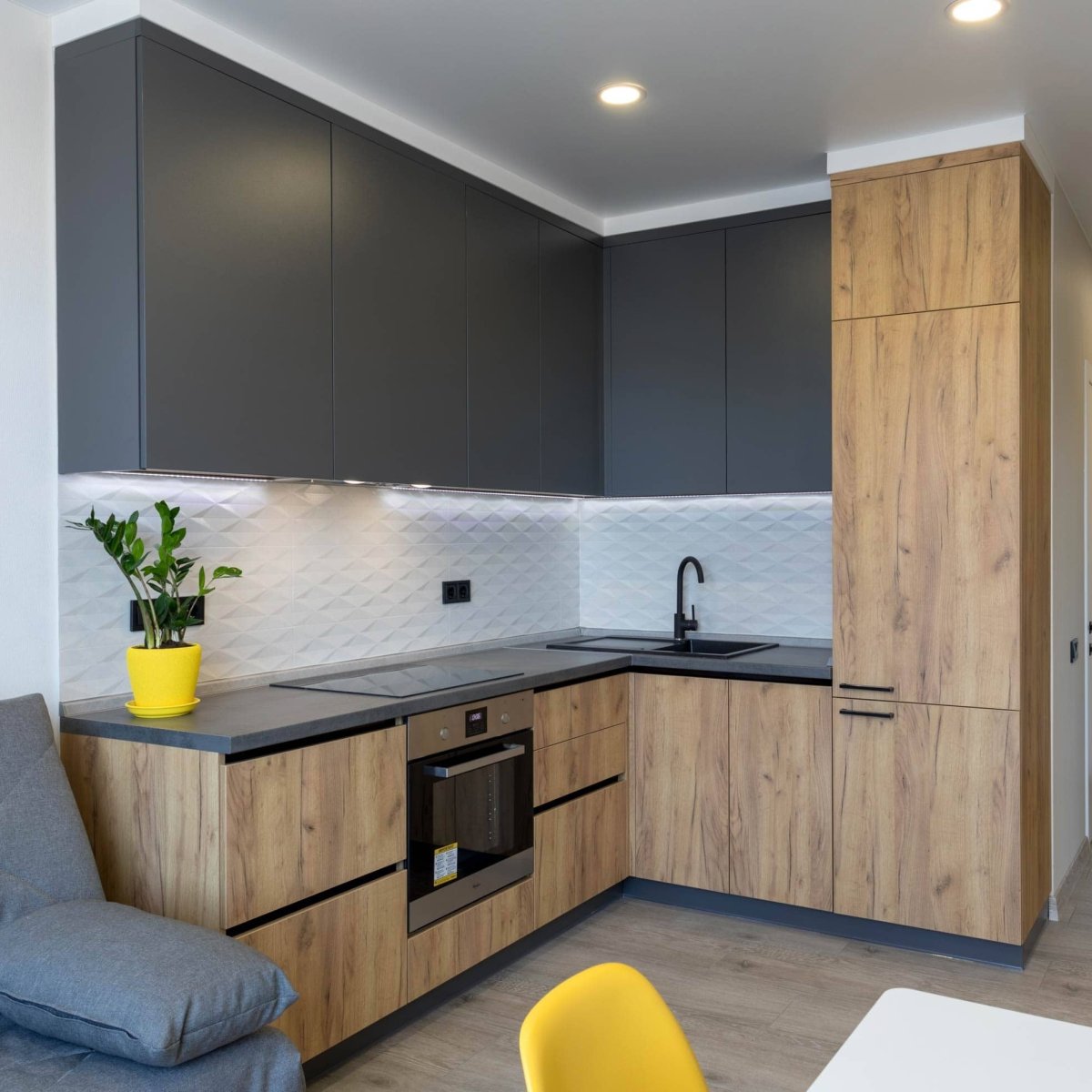 Угловая кухня графит и дерево