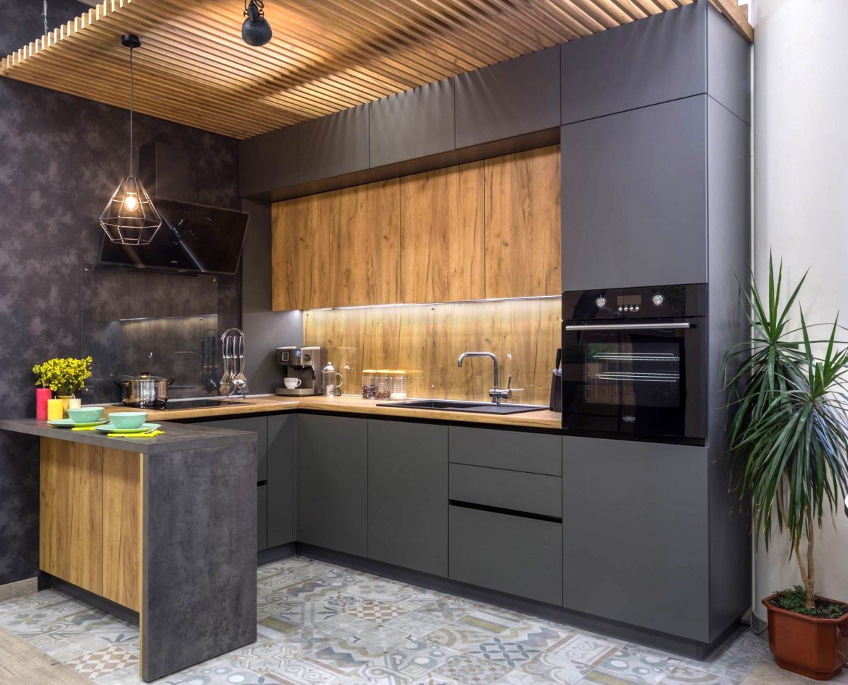Графитовая кухня с деревом