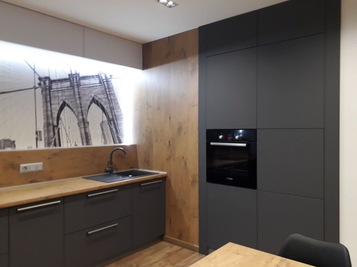 Кухня с фасадами под дерево