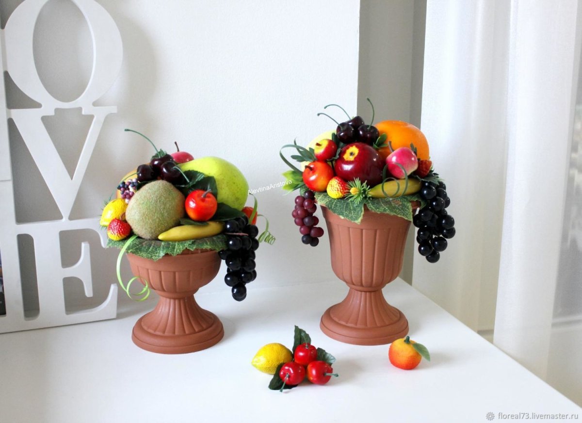 Ваза с искусственными фруктами