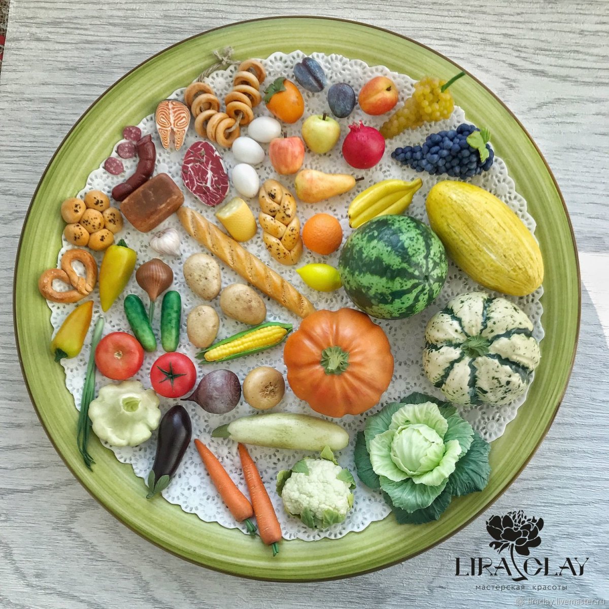 Тарелка с овощами и фруктами