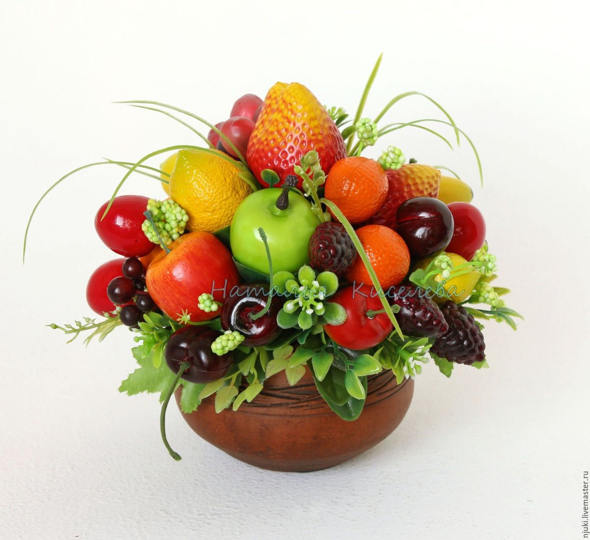 Композиции из искусственных фруктов