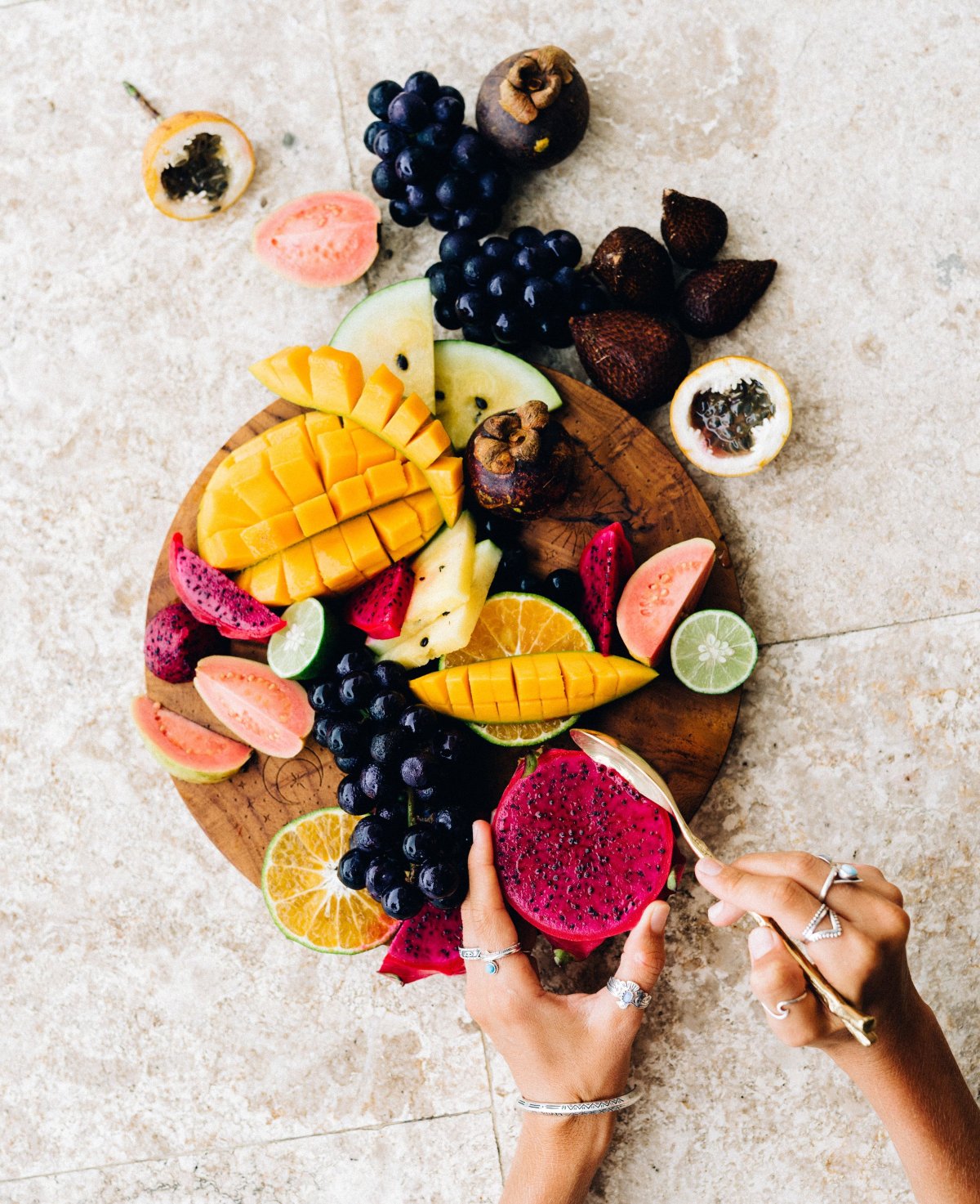 Девушка с экзотическими фруктами