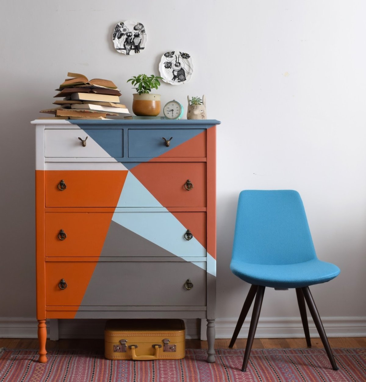 Яркий комод