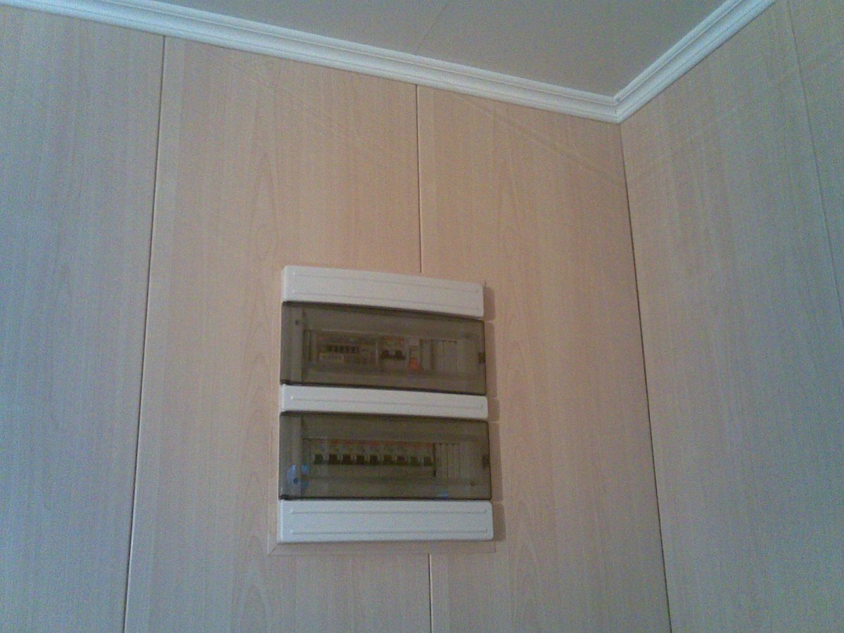 Электрический счетчик в квартире в стене