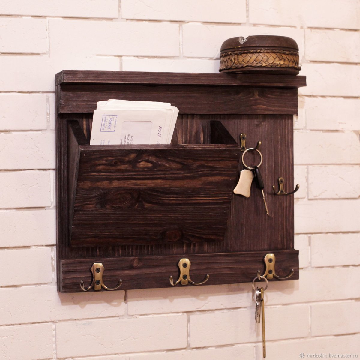 Деревянная ключница настенная