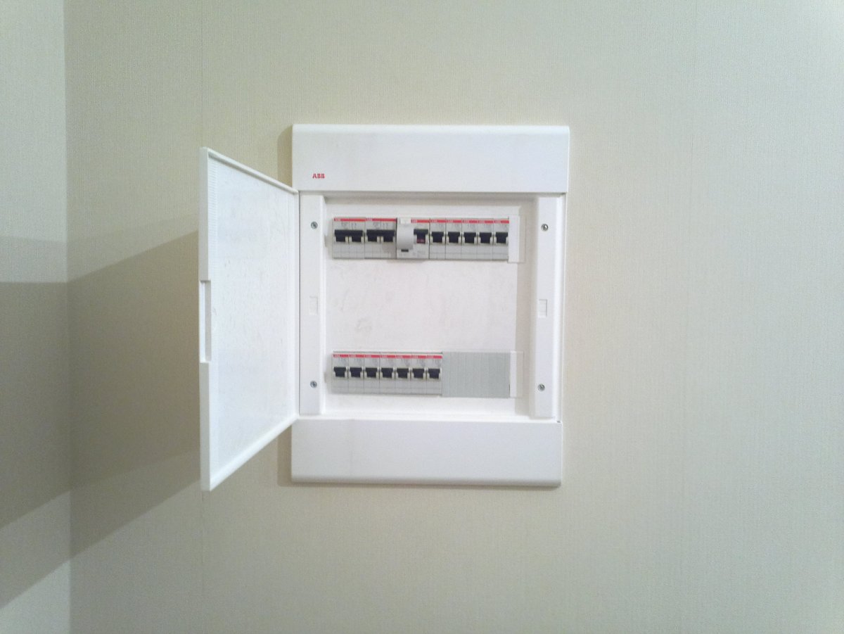 Электрический щиток в стене