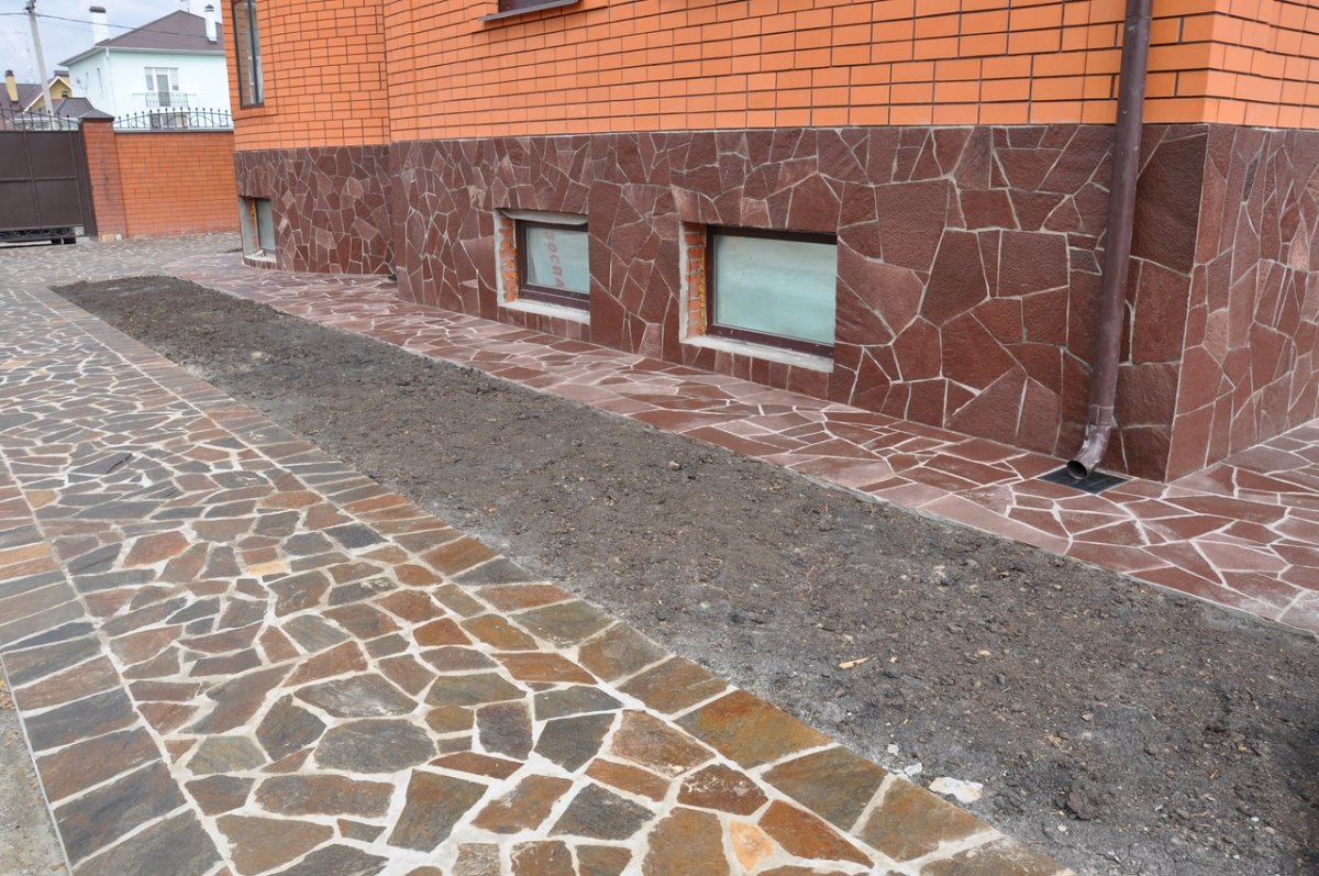 Лемезит на отмостке