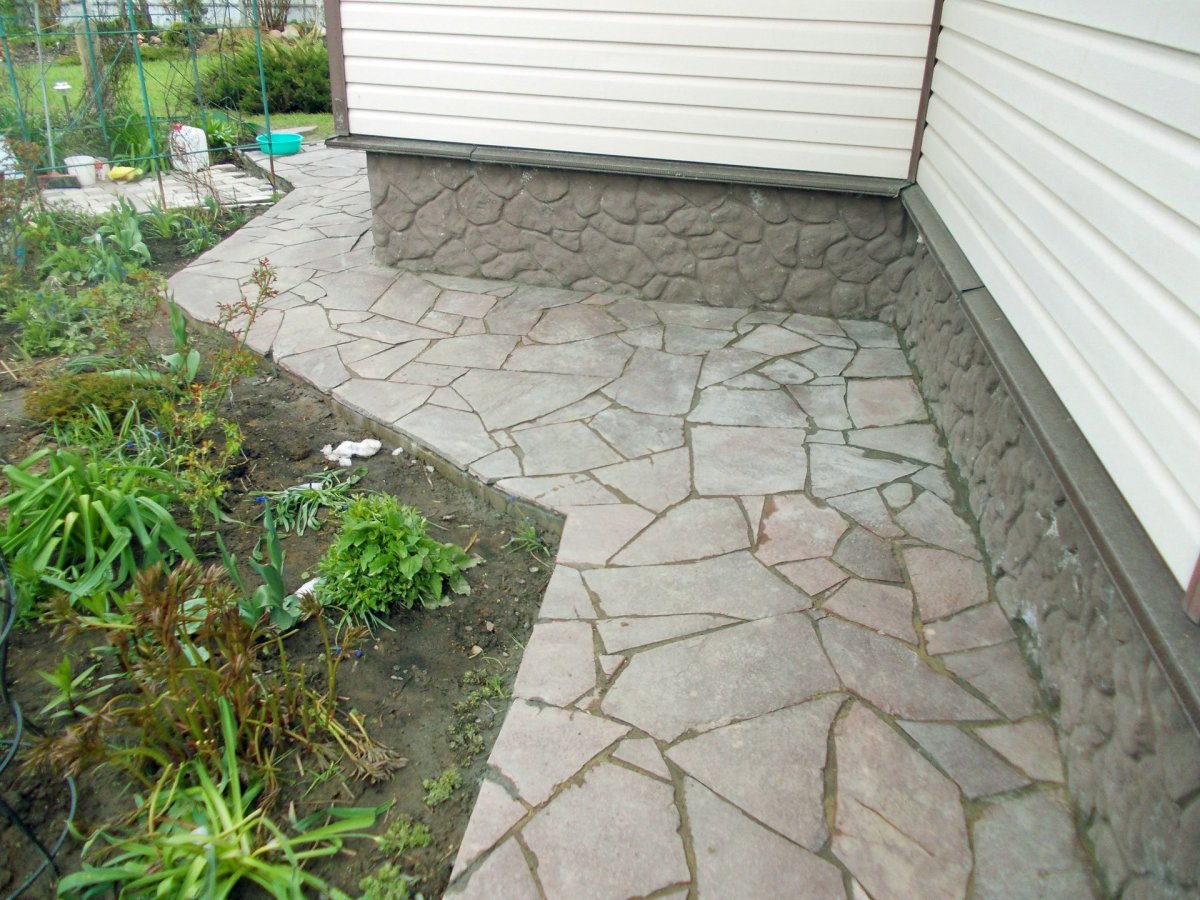 Мощение отмостки песчаником