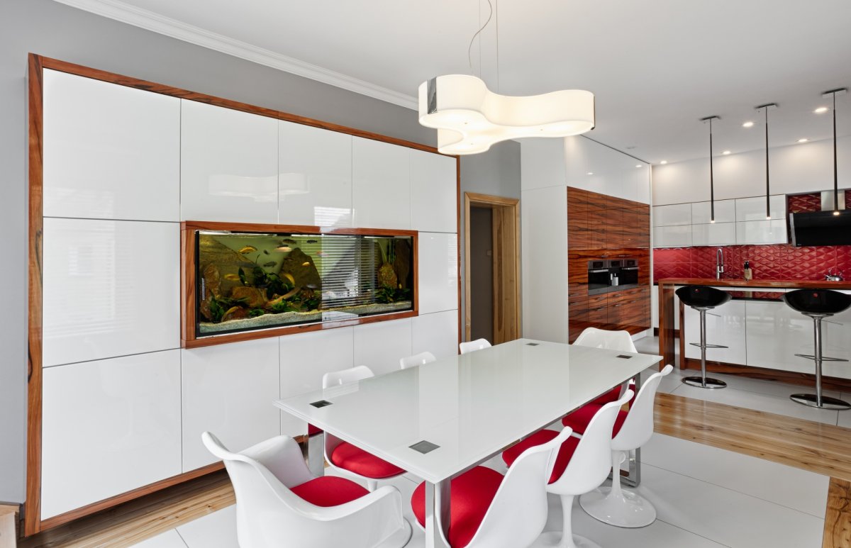 Стеклянные шкафы на кухне