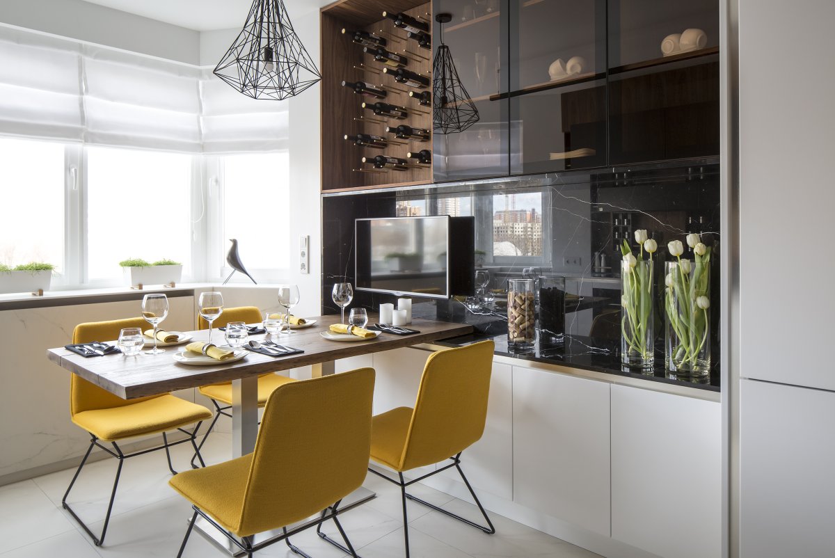 Кухня в современном стиле с колонной