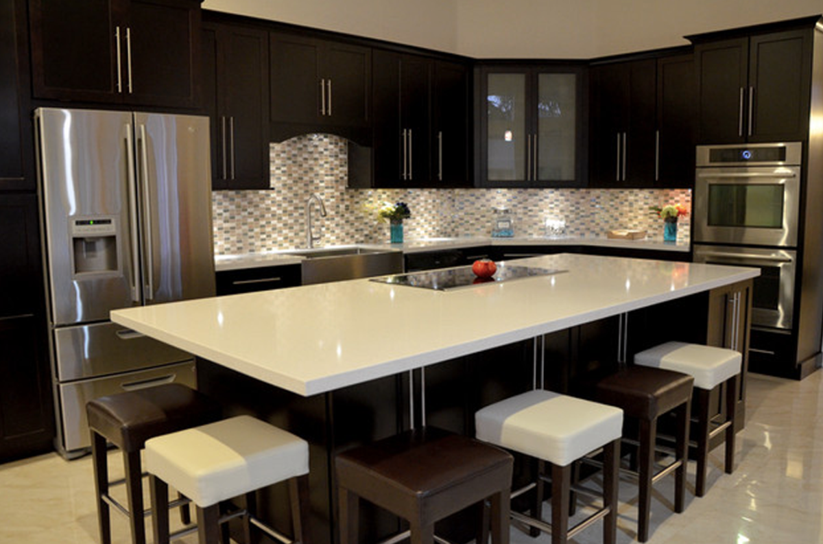 П-образная кухня с барной стойкой