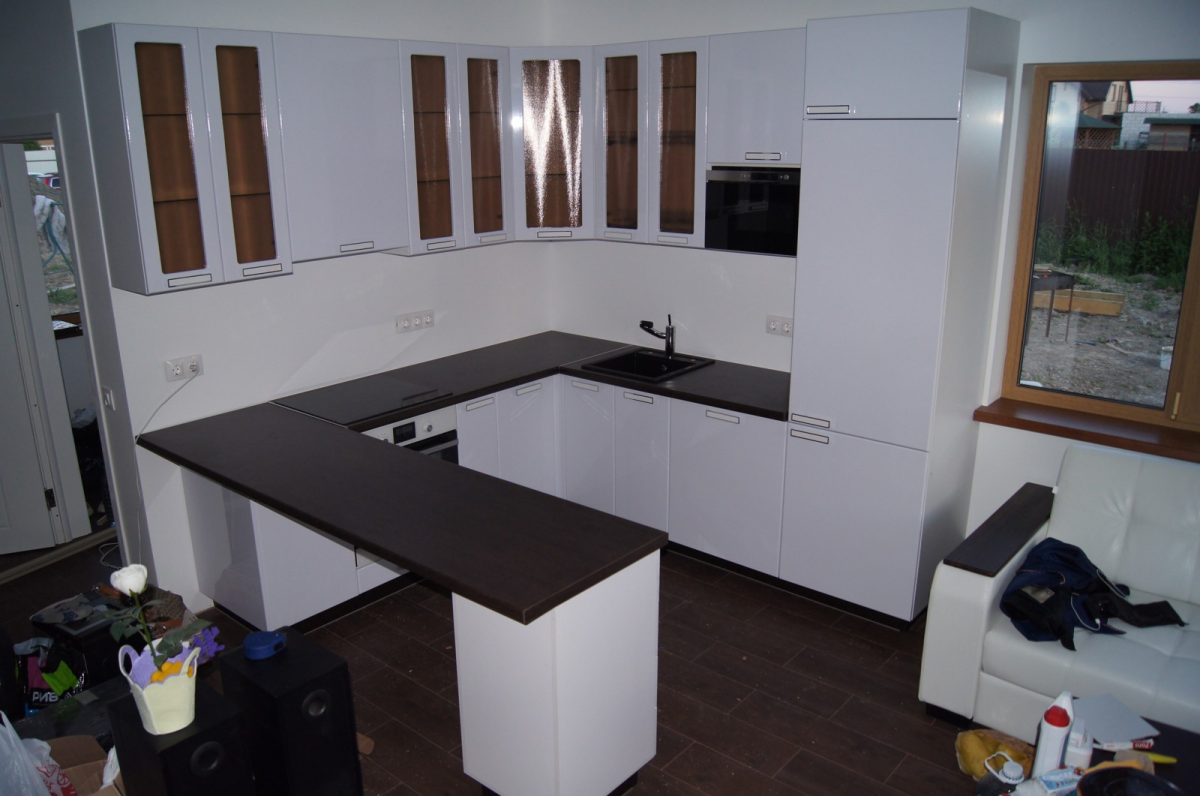 Угловая кухня со встроенным столом