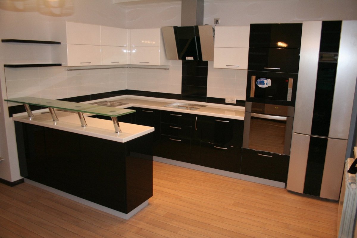 Темный стол на кухне